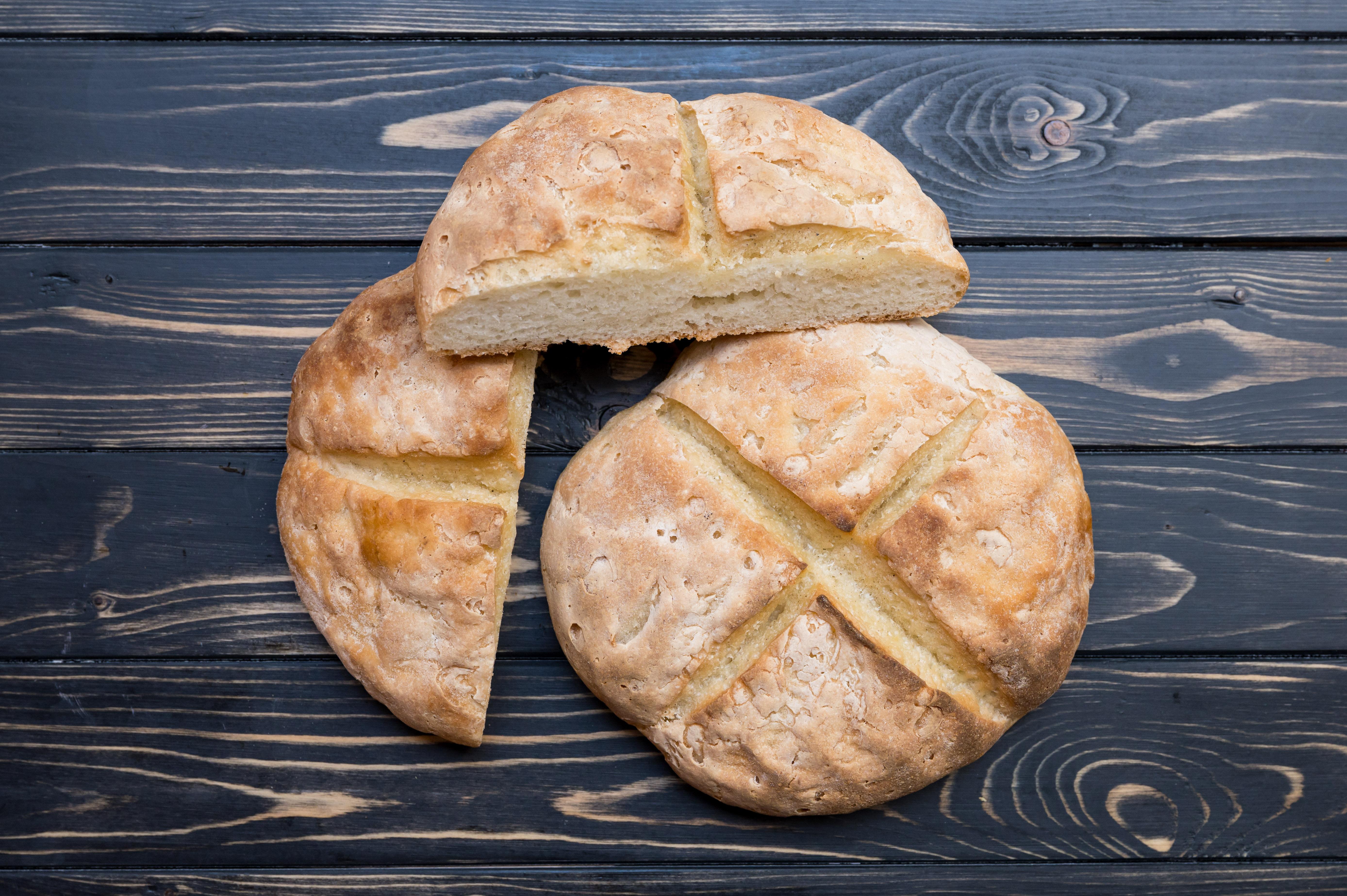 Glutenfreies Brot mit goldbrauner Kruste