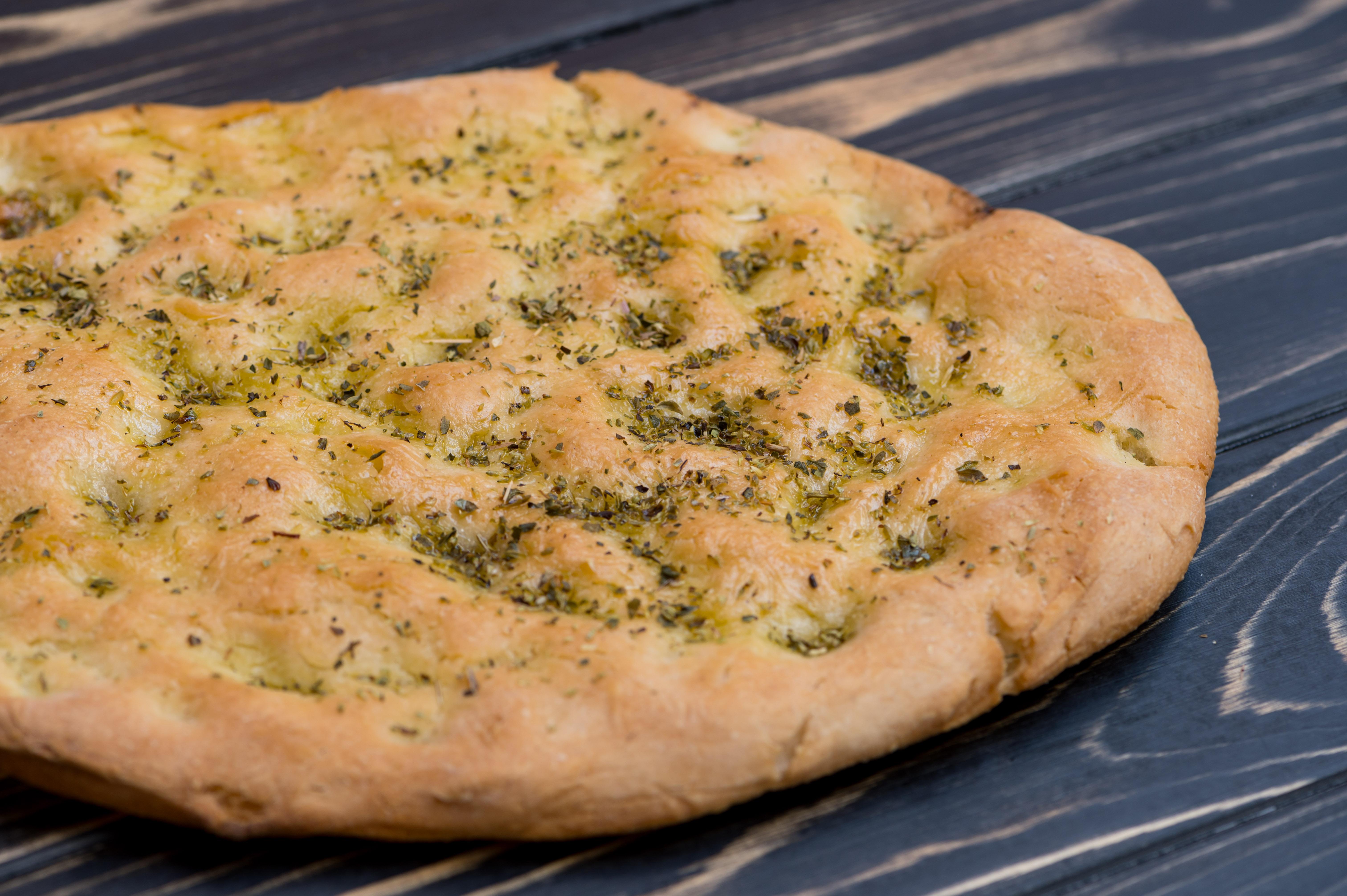 Nahaufnahme einer glutenfreien Focaccia mit Kräutern